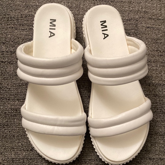 Mia Shoes Shoes - MIA white 🤍 plush sandals. Size 9 woman’s.